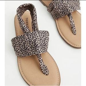NWT Torrid Cheetah Print Tan and Black Stretch Fabric T-Strap Sandals size 9WW
